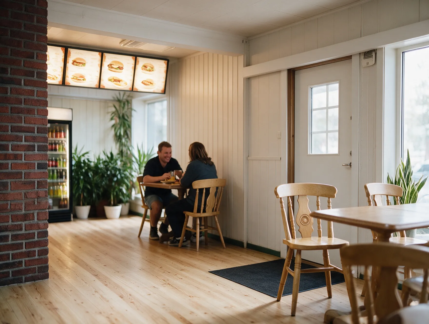Konnerud Kebab House – koselige lokaler med bordservering, brusdisk og opplyst meny